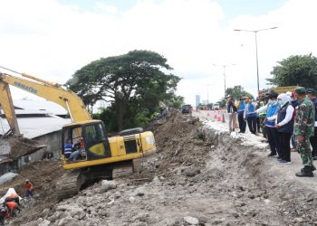 Gubernur Jatim Khofifah Indar Parawansa meninjau dan memantau perbaikan tol Surabaya-Gempol yang longsor akhir bulan Januari lalu.