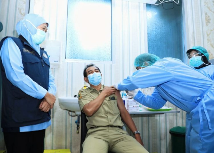 Gubernur Jatim Khofifah Indar Parawansa saat memantau vaksinasi Covid-19 di RSUD dr Wahidin Sudiro Husodo, Kota Mojokerto.