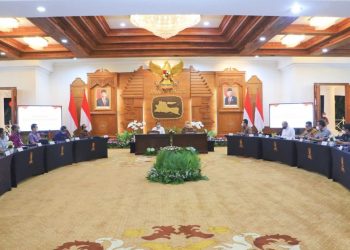Gubernur Jatim Khofifah Indar Parawansa Menerima kunjungan Gubernur Nusa Tenggara Barat di Gedung Negara Grahadi Surabaya.
