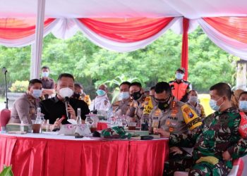 Plt Wali Kota Surabaya Whisnu Sakti Buana dalam dialog penanganan Covid-19 bersama jajaran Forkompinda (Forum Komunikasi Pimpinan Daerah) Surabaya.