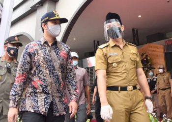 Wagub Jatim Emil Elestianto Dardak bersama Bupati Trenggalek H. Mochamad Nur Arifin di pintu masuk Pasar Pon Trenggalek.