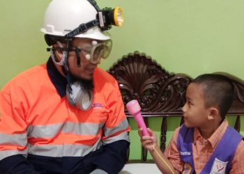 Salah satu siswa, Tulus Ramadhan Adhiputra melakukan reportase kepada Delta Adhiputra.