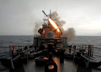 Meriam diluncurkan dari KRI Hasan Basri-382 di Laut Jawa. Api berkobar lalu disusul suara ledakan.