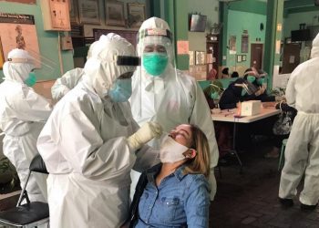 Salah satu kegiatan swab yang dilaksanakan Pemkot Surabaya. Upaya tracing dan testing secara masif itu mendapat apresiasi dari Kawal Covid-19.