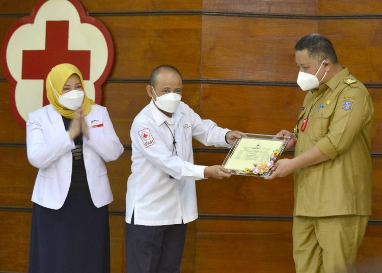 Wakil Ketua I PMI Kota Surabaya, Tri Siswanto (tengah) bersama Wali Kota Surabaya Whisnu Sakti Buana (kanan).