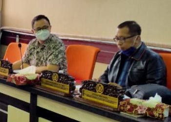 Anggota Komisi A DPRD Surabaya Fatkur Rohman (kanan) dalam hearing yang.membahas tentang TPS limbah B3.