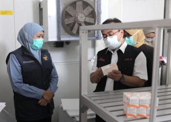 Gubernur Jatim Khofifah Indar Parawansa meninjau  kondisi cool room yang digunakan untuk menyimpan vaksin Covid-19 sebelum didistribusikan ke 38 kabupaten/kota se-Jawa Timur.