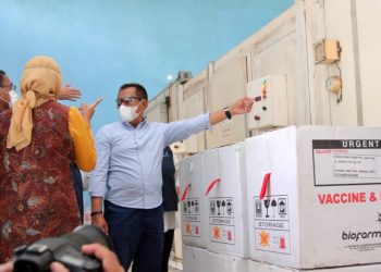 Sekretaris Daerah Provinsi Jatim Heru Tjahjono menerima kunjungan Kepala Badan Pengawas Obat dan Makanan (BPOM) RI, Dr. Ir. Penny K. Lukito, MCP saat mengecek kesiapan distribusi vaksin Covid-19 tahap kedua.