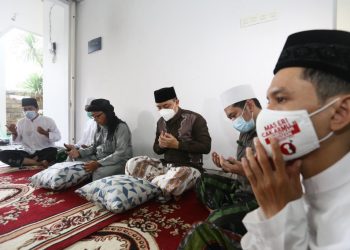 Wali Kota Surabaya Terpilih Eri Cahyadi saat melakukan khataman Alquran di rumahnya di kawasan Ketintang, Surabaya.