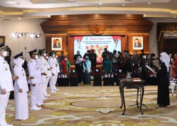 Sejumlah kepala daerah di Jawa Timur saat dilantik oleh Gubernur Jatim Khofifah Indar Parawansa di gedung Negara Grahadi, Surabaya.