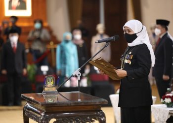 Gubernur Jatim Khofifah Indar Parawansa saat pelantikan 17 kepala daerah se-Jawa Timur di gedung Negara Grahadi, Surabaya.