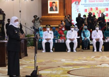 Gubernur Jatim Khofifah Indar Parawansa saat pelantikan 17 kepala daerah se-Jatim di gedung Negara Grahadi, Surabaya.