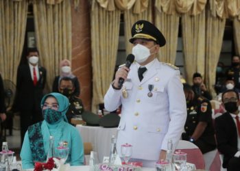 Wali Kota Surabaya Eri Cahyadi menyapa warga dan menyampaikan pidato pertamanya yang diikuti warga via virtual dari Balai Kota.