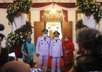 Wali Kota Surabaya Eri Cahyadi dan Wakil Wali Kota Surabaya Armuji bersama istri usai dilantik di gedung Negara Grahadi, Surabaya.