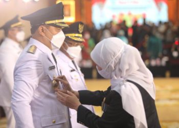 Eri Cahyadi dan Armuji saat dilantik menjadi wali kota dan wakil wali kota Surabaya oleh Gubernur Jatim Khofifah Indar Parawansa di gedung Negara Grahadi.