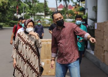 Menteri Sosial Tri Rismaharini dan Wali Kota Surabaya Eri Cahyadi di Balai Kota, Minggu (28/2).