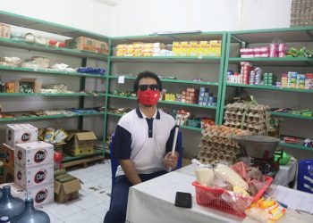 Karjono berada di "Koperasi Syariah Al-Muhajirin Siwalankerto Sejahtera” di Rusunawa Siwalankerto.