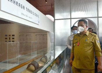 Plt Wali Kota Surabaya Whisnu Sakti Buana meninjau museum olahraga yang rencananya akan diresmikan pertengahan bulan Februari ini.