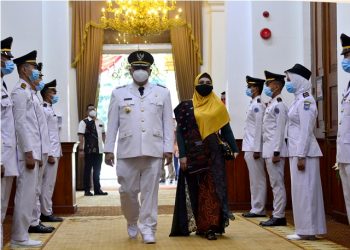 Whisnu Sakti Buana bersama istri dalam prosesi pelantikan sebagai wali kota Surabaya definitif di gedung Negara Grahadi.