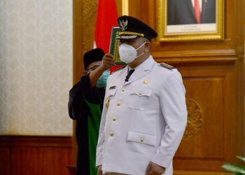 Whisnu Sakti Buana dalam proses pengambilan sumpah jabatan sebagai wali kota Surabaya. Setelah menjabat Plt, per hari ini Whisnu Sakti resmi definitif menjadi wali kota Surabaya.