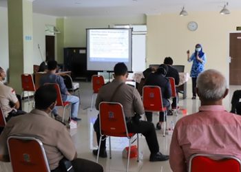 Tim tracing dari Pemkot Surabaya memberikan pelatihan tracing dan asesmen kepada personel Polrestabes Surabaya.