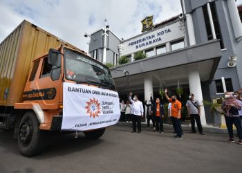 Plt Wali Kota Surabaya Whisnu Sakti Buana memberangkatkan pengiriman bantuan ke Jember.