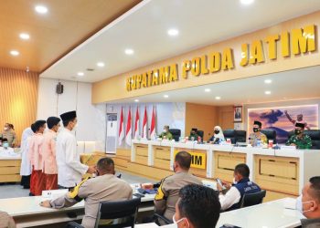 Pencanangan Gerakan Santri Bermasker yang dihadiri Gubernur Jawa Timur Khofifah Indar Parawansa bersama Kapolda Jatim Irjen Pol Nico Afinta, dan Pangdam V/Brawijaya Mayjen TNI Suharyanto, Pangkoarmada II Laksda TNI I N.G. Sudihartawan.