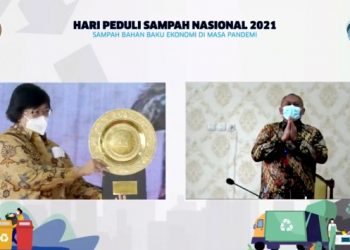Pemkot Surabaya menerima penghargaan Kinerja Pengurangan Sampah dan menerima Dana Insentif Daerah (DID) Tahun 2020 dari Kementerian Lingkungan Hidup dan Kehutanan (KLHK). Penghargaan diserahkan secara virtual oleh Menteri LHK Siti Nurbaya Bakar dan diterima Pelaksana Harian (Plh), Wali Kota Surabaya, Hendro Gunawan.