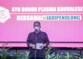 Plt Wali Kota Surabaya Whisnu Sakti Buana memberikan sambutan dalam screening donor plasma konvalesen di Gedung Wanita, Jalan Kalibokor Selatan.