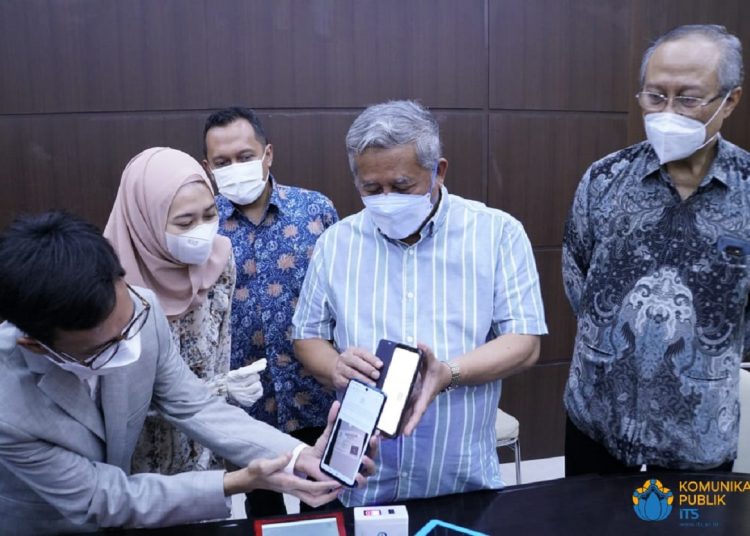 Prof Dr Ir Muhammad Nuh DEA saat mengecek hasil dari i-nose c-19 melalui fitur scan barcode.
