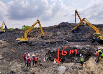 Proses perbaikan pipa PDAM yang bocor di Karangpilang. Dinas Pekerjaan Umum Bina Marga dan Pematusan ikut turun dengan mengerahkan enam unit alat beratnya.