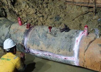 Proses perbaikan pipa PDAM diameter 600 milimeter di Jalan Ksatria, Karangpilang, Surabaya.