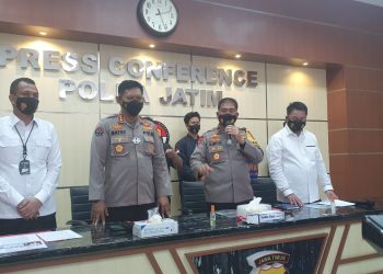 Polisi menggelar jumpa pers tentang pengungkapan kasus dugaan prostitusi online di Mojokerto yang melibatkan anak SMP dan SMA.