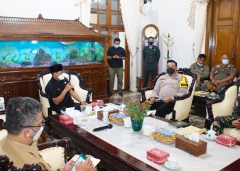 Rapat koordinasi antara Pemkab dengan Forkopimda Sidoarjo terkait penerapan PPKM Mikro. (foto: portal.sidoarjokab.go.id)