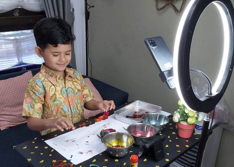 Siswa TK B kelas Rosella KB-TKIT Nurul Fikri Sidoarjo, Rasyadul Azzamy Wardhana saat membatik di rumahnya.