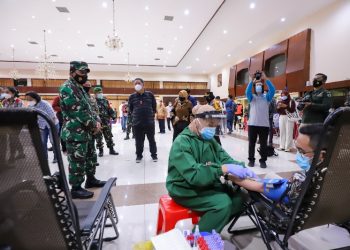 Proses screening plasa darah konvalesen oleh petugas Palang Merah Indonesia di gedung Wanita, Jalan Kalibokor Selatan.