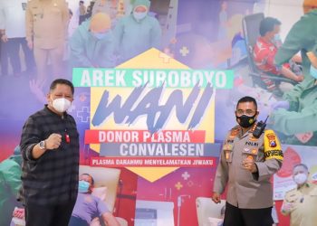 Plt Wali Kota SUrabaya Whisnu Sakti Buana dan kapolrestabes Surabaya Kombes Pol Jhonny Edison Isir, dalam screening donor plasma konvelesen bagi penyintas Covid-19.