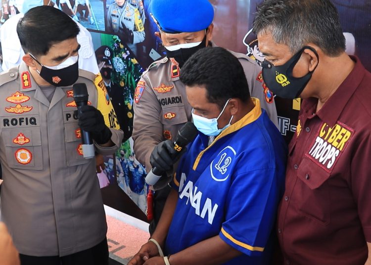 Tersangka BS setelah diamankan di Polres Pasuruan.