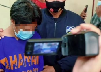 Tersangka OS yang terjerat dugaan menjadi muncikari prostitusi online di Mojokerto.