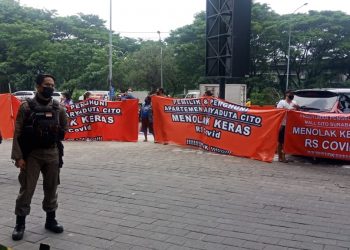 Perkumpulan Pemilik, Penyewa, dan Pedagang (P4) Cito menggelar demo penolakan atas rencana dioperasionalkannya rumah sakit Covid-19 di kawasan Cito.