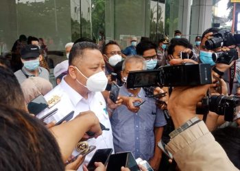 Plt Wali Kota Surabaya Whisnu Sakti Buana memberikan keterangan kepada wartawan usai meninjau rencana dioperasionalkannya  rumah sakit Covid-19 di City of Tomorrow.