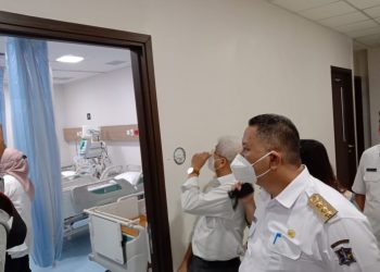 Plt Wali Kota Surabaya Whisnu Sakti Buana saat meninjau kesiapan rumah sakit Siloam Cito.