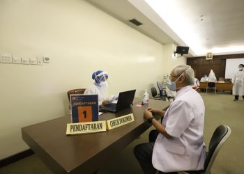 Pelaksanaan vaksinasi Covid-19 terhadap tenaga kesehatan yang usianya sudah lebih dari 60 tahun.