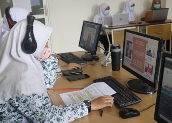 Sejumlah siswa SMA Al Muslim saat mengikuti webinar melalui meeting zoom dalam rangka memperingati Hari Gizi Nasional (HGN).