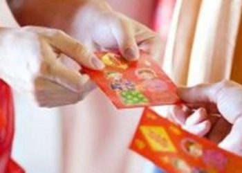 Pemberian angpao pada perayaan Tahun Baru Imlek sudah menjadi tradisi. Namun karena Covid-19, angpao diimbau diganti uang elektronik. (foto ilustrasi/istimewa)