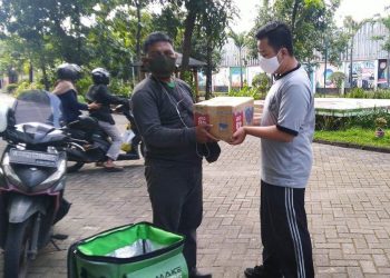 Salah satu siswa saat membagikan buku untuk diberikan di daerah yang membutuhkan.