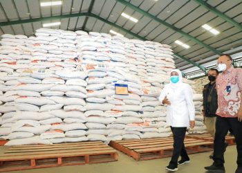 Gubernur Jatim Khofifah Indar Parawansa saat meninjau gudang Perum Bulog Sub Divre Surabaya Utara di Buduran, Sidoarjo,