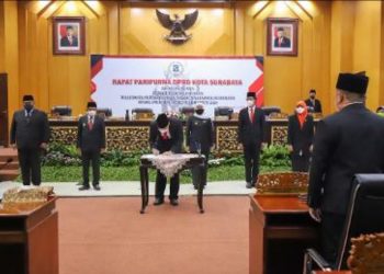 Serah terima jabatan wali kota Surabaya dari Plh Hendro Gunawan kepada Eri Cahyadi dalam rapat paripurna di DPRD Surabaya yang dihadiri Gubernur Jatim Khofifah Indar Parawansa.