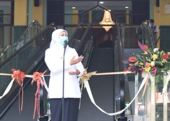Gubernur Jatim Khofifah Indar Parawansa dengan latar belakang travelator di Masjid Agung Sidoarjo.