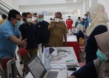Wakil Wali Kota Surabaya Armuji saat memantau pelaksanaan vaksinasi Covid-19 di RSUD dr Soewandhie.